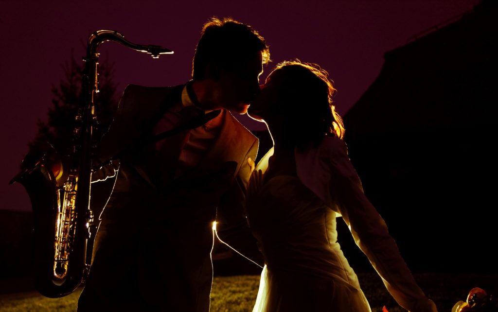 wedding picture, couple kissing
